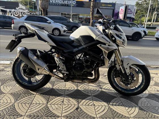 SUZUKI GSR 750 